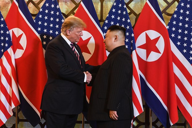 Tổng thống Mỹ Donald Trump và Nhà lãnh đạo Triều Tiên Kim Jong-un tại Hội nghị thượng đỉnh lần hai ở Hà Nội. (Ảnh: AFP/TTXVN)