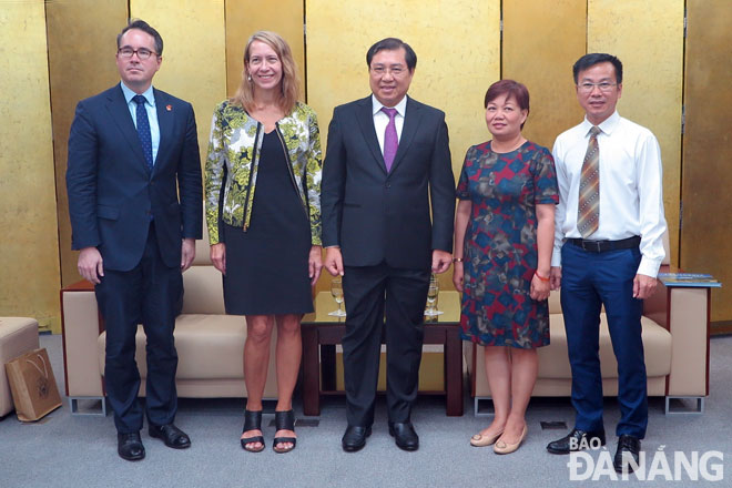 Chủ tịch UBND thành phố Huỳnh Đức Thơ (giữa) tiếp Tổng Lãnh sự Hoa Kỳ tại thành phố Hồ Chí Minh Mary Tarnowka (thứ hai, bên trái sang). Ảnh: S.TRUNG