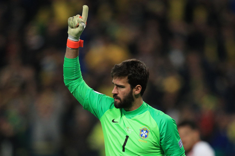 Thủ môn Alisson là người hùng của Brazil ở trận này. (Ảnh: Getty). 