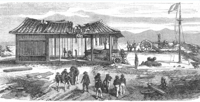Tranh của thủy thủ A. Theil thuộc soái hạm Némésis, được Le Breton họa lại, thể hiện góc đông nam trong thành Điện Hải sau khi bị liên quân Pháp-Tây Ban Nha chiếm đóng sáng ngày 2-9-1858. (Nguồn: L’Illustration, Journal Universel, No 821, 20-11-1858, Paris, p. 325)