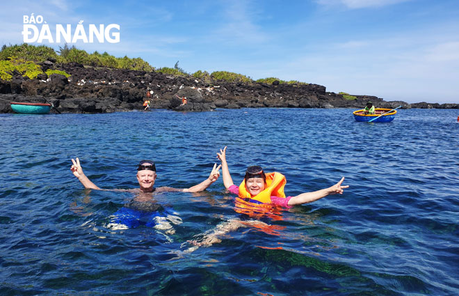 Tại đảo Bé, du khách có thể lên thuyền thúng của người dân ra các điểm lặn ngắm san hô. 