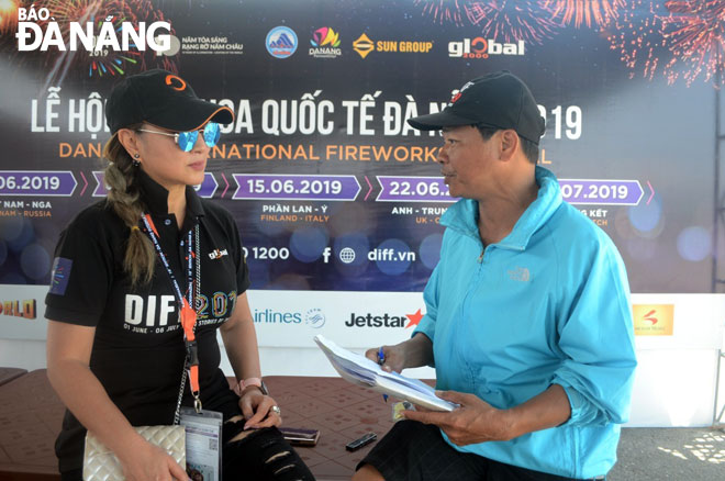 Các tình nguyện viên là cầu nối không thể thiếu để các đội thi hoàn thành nhiệm vụ của mình. Trong ảnh: Anh Nguyễn Văn Bình đang trao đổi với Giám đốc Công ty Global 2000, bà Nadia Wong Abdullah, đơn vị tư vấn kỹ thuật của DIFF 2019.