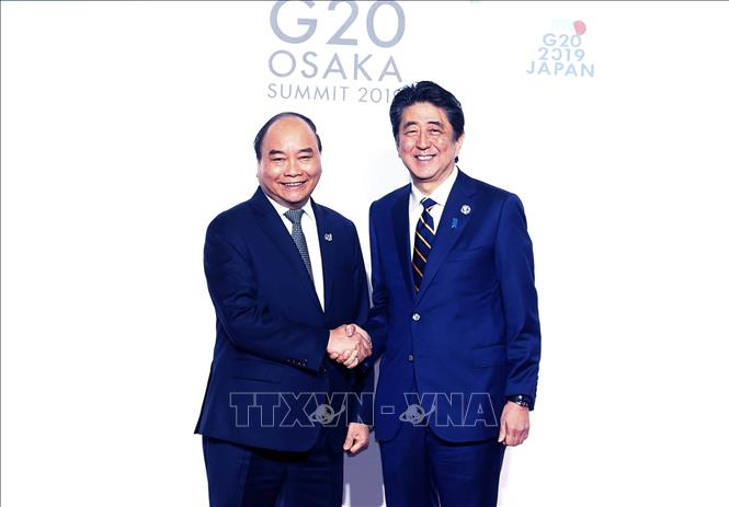 Thủ tướng Nhật Bản Shinzo Abe đón Thủ tướng Nguyễn Xuân Phúc. Ảnh: Thống Nhất/TTXVN