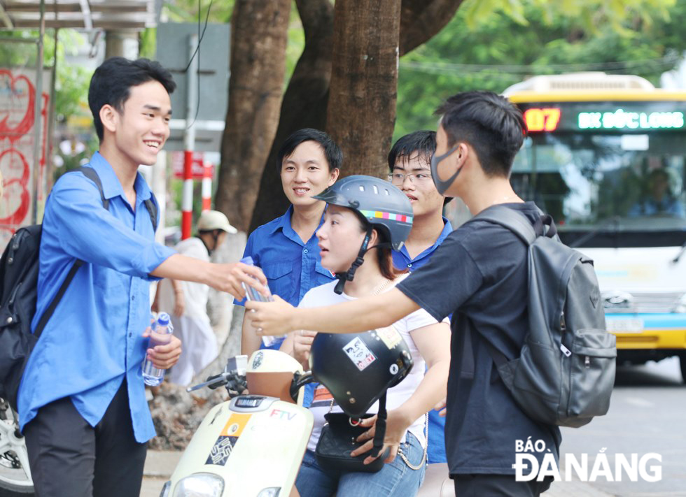 Volunteers always smiling with candidates in order to help them reduce stress before entering the exam