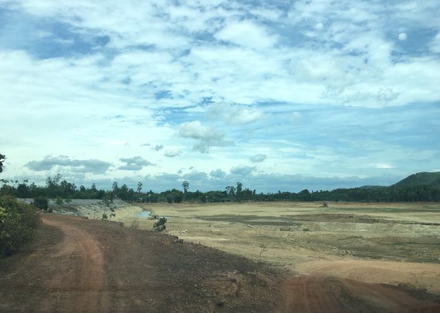 Many reservoirs in Quang Binh Province dry up due to prolonged hot weather. — Photo dantri.com.vn