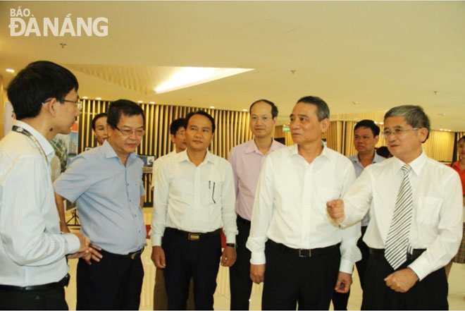 Bí thư Thành ủy Trương Quang Nghĩa (thứ hai, từ phải sang) thăm dự án của Tập đoàn FPT.  Ảnh: TRỌNG HÙNG