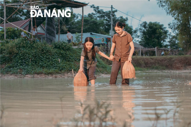 Một cảnh trong MV Mẹ tôi, nơi làng quê Việt Nam hiện lên khá yên bình.