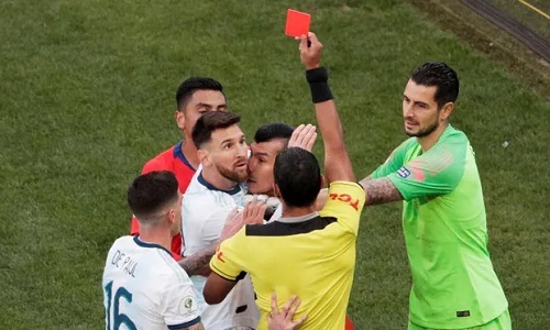 Messi nhận thẻ đỏ khi Argentina đánh bại Chile