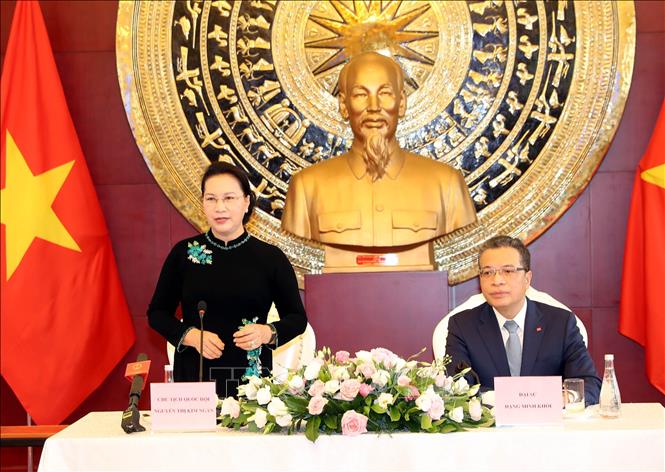 Chủ tịch Quốc hội thăm, làm việc với Đại sứ quán Việt Nam tại Trung Quốc