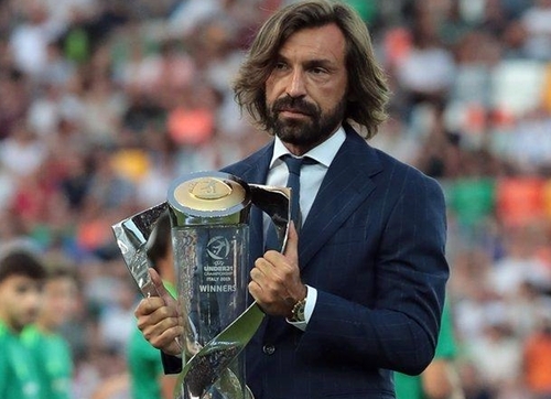 Andrea Pirlo, người giành cú đúp giải thưởng cá nhân là Cầu thủ hay nhất và Vua phá lưới giải U21 châu Âu 2000 mang cup vô địch tới sân.