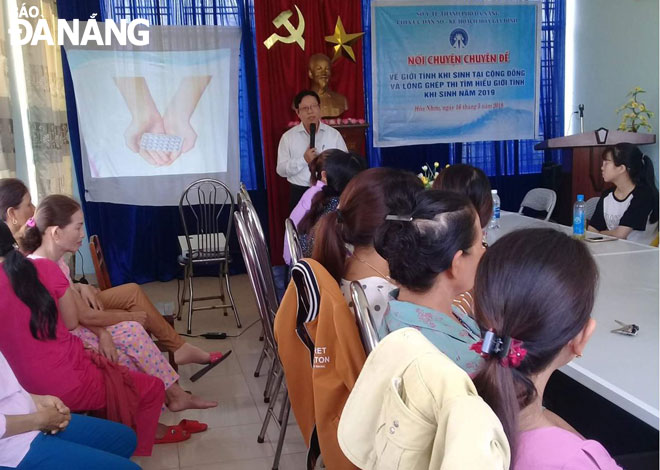 Bác sĩ Huỳnh Bá Tân, Chi cục trưởng Chi cục Dân số và Kế hoạch hóa gia đình thành phố, nói chuyện chuyên đề “Giới tính khi sinh” tại xã Hòa Nhơn, huyện Hòa Vang.