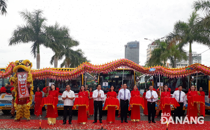 Chủ tịch UBND thành phố Huỳnh Đức Thơ và các đồng chí lãnh đạo thành phố thực hiện cắt băng, khai trương vận hành 6 tuyến xe buýt trợ giá mới