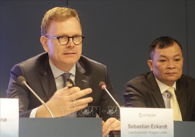 Ông Sebastian Eckardt, Chuyên gia Kinh tế trưởng của Ngân hàng Thế giới tại Việt Nam trình bày tại lễ công bố. Ảnh: Trần Việt/TTXVN