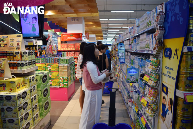 Để hàng hóa có thể lên kệ ở các siêu thị, các đơn vị sản xuất phải đáp ứng rất nhiều những tiêu chí khắt khe của đối tác.