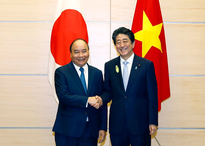 Thủ tướng Nguyễn Xuân Phúc (trái) và Thủ tướng Nhật Bản Shinzo Abe. Ảnh: TTXVN