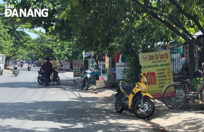 Tình trạng chiếm dụng vỉa hè diễn ra phổ biến trên đường Nguyễn Huy Tưởng.