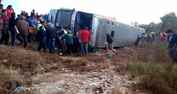 Hiện trường vụ lật xe buýt tại thành phố La Madrid thuộc tỉnh miền Bắc Tucuman của Argentina ngày 1-7-2019. (Nguồn: Elsol/TTXVN)