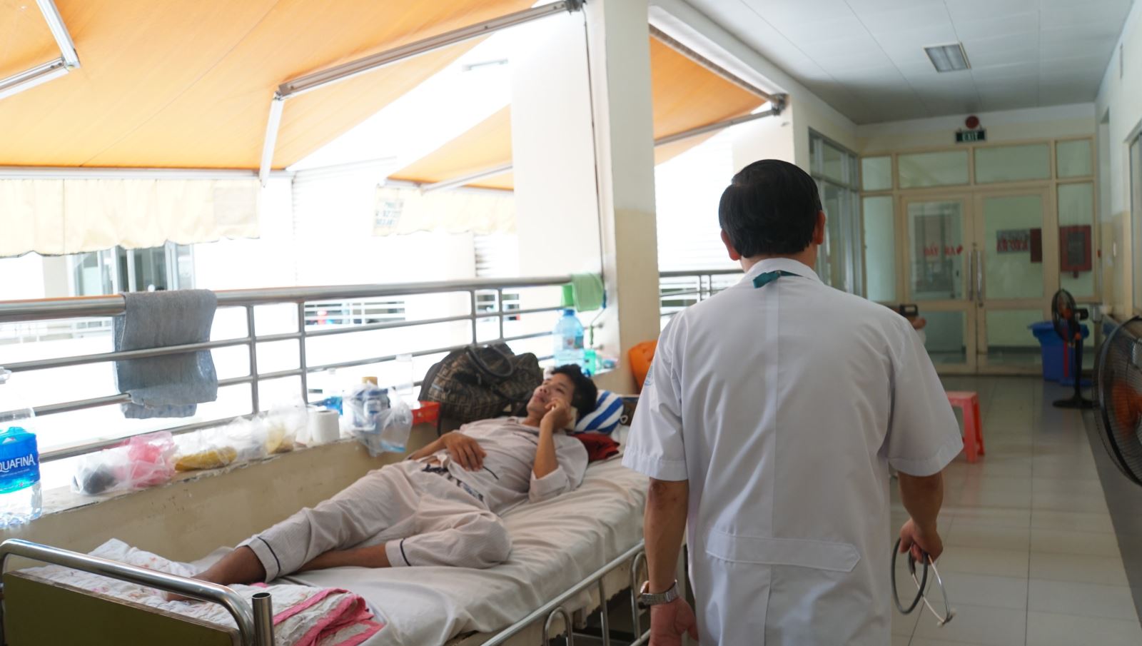 Khoa Nhiễm D bệnh viện Bệnh nhiệt đới TP Hồ Chí Minh đã phải kê thêm 30 giường bệnh do bệnh nhân nhập viện tăng.