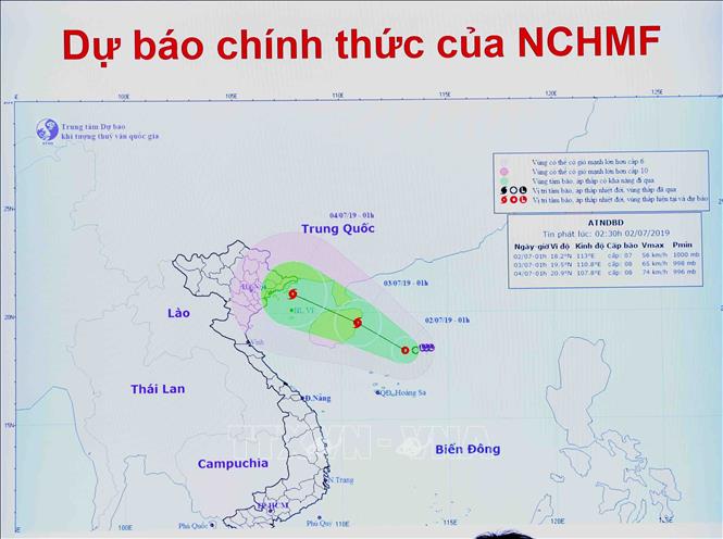 Sơ đồ dự báo đường đi của áp thấp nhiệt đới ngoài biển Đông có khả năng mạnh lên thành bão. Ảnh: Vũ Sinh/TTXVN