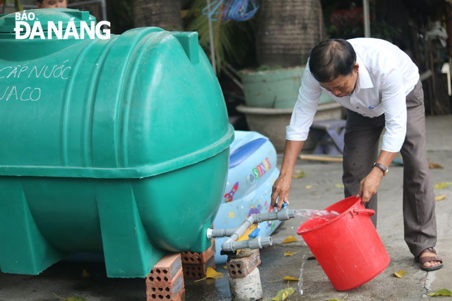 A resident living in the Tho Quang Ward, Son Tra District, taking water from DAWACO-provided tanks