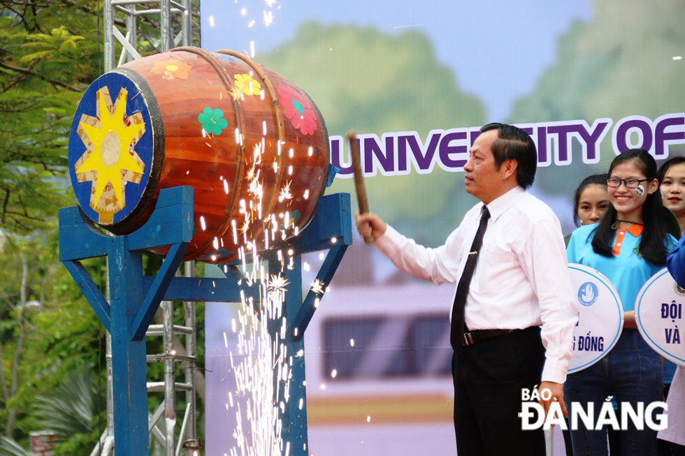 Assoc. Prof. Ngo Van Duong, the UDN Deputy Director cum Head of the Steering Committee for the Summer Volunteer Campaign beating the drum to officially launch the campaign