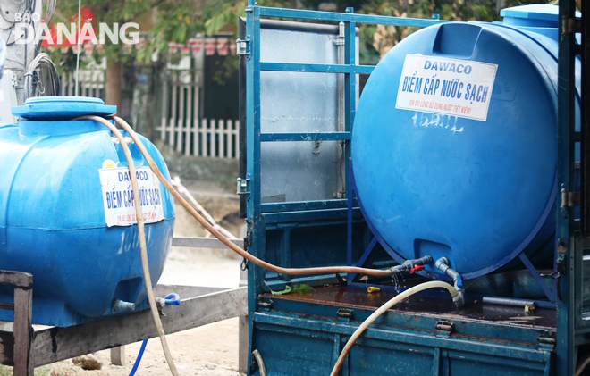 Dawaco cấp bổ sung nước tại các điểm đặt bồn nước cho người dân sử dụng.