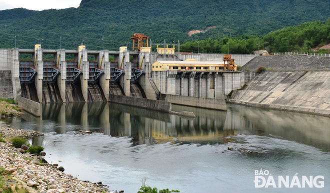 Các hồ thủy điện ở thượng nguồn sông Vu Gia ít xả nước trong những ngày qua là một nguyên nhân làm sông Cầu Đỏ nhiễm mặn nặng.