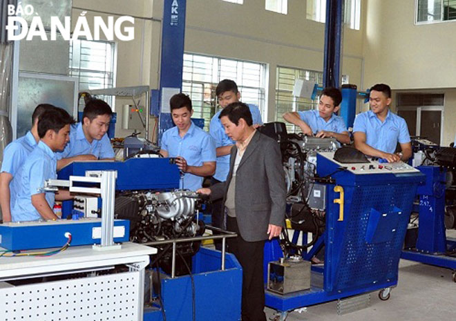 Các sinh viên Trường Cao đẳng Nghề Đà Nẵng thực hành trên máy móc. (Ảnh do nhà trường cung cấp).