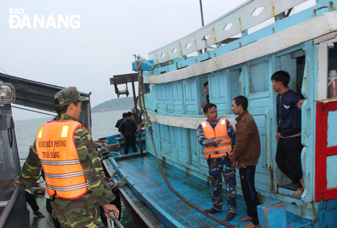 Bộ đội Biên phòng thành phố tuyên truyền, hướng dẫn cho ngư dân các quy định trước khi ra khơi đánh bắt trên biển.