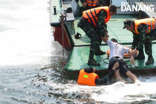 Cán bộ, chiến sĩ Hải đội 2 tham gia cứu hộ cứu nạn ngư dân trong mùa mưa bão.