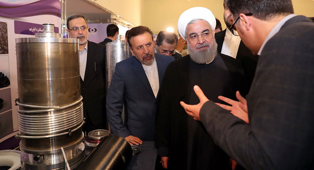 Tổng thống Iran Hassan Rohani (thứ hai, từ phải sang) nghe giải thích về những thành tựu trong lĩnh vực hạt nhân của nước này. 	Ảnh: AP