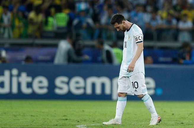 Messi phải chờ thêm 1 năm nữa để có thể hy vọng vào danh hiệu lớn đầu tiên khi Copa America 2020 sẽ được tổ chức tại Argentina. Ảnh: AP