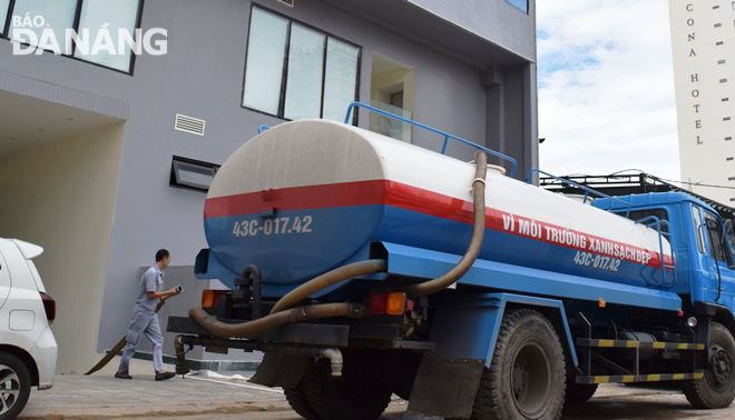 Một khách sạn ở đường Võ Nguyên Giáp liên hệ mua nước bằng xe bồn cho du khách sử dụng.