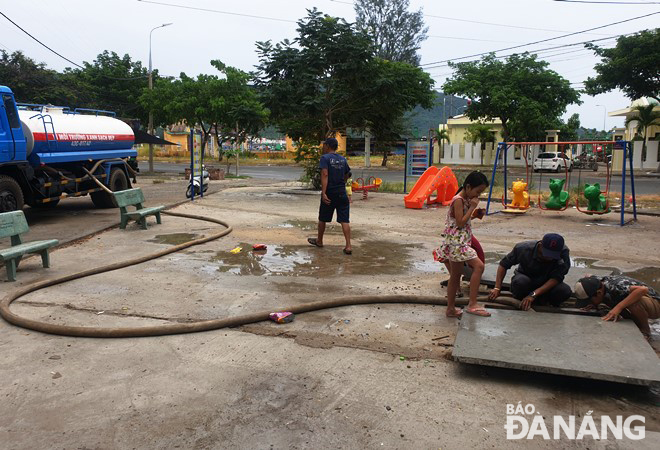 Dawaco cấp nước bổ sung từ xe bồn cho khu chung cư vịnh Mân Quang.