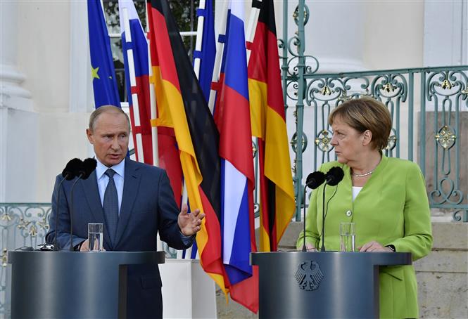 Thủ tướng Đức Angela Merkel (phải) cho biết chính phủ của bà sẽ sử dụng thời hạn thông báo 6 tháng để tiếp tục duy trì các cuộc đàm phán với Nga về Hiệp ước INF. Ảnh: AFP/TTXVN