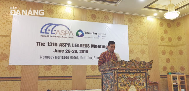 Ông Phub Gyeltshen, Chủ tịch Hiệp hội Công nghiệp Công nghệ thông tin Bhutan, khách mời danh dự của hội nghị trình bày bài phát biểu.