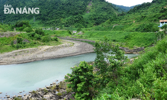 Đoạn sông Bung ở phía dưới chân Nhà máy thủy điện A Vương và đập thủy điện Sông Bung 4A thường xuyên cạn khô vì thủy điện A Vương xả nước ít.