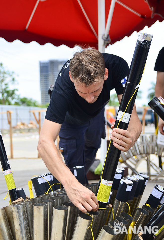 Mr Johan Hollander, the leader of the Finnish team, the JoHo Pyro Professional Fireworks AB, revealed, the upcoming pyrotechnic show will feature the journey of heroes. With their strength and resilience, they overcome dangers arising during their tough expeditions to come back their beloved families.