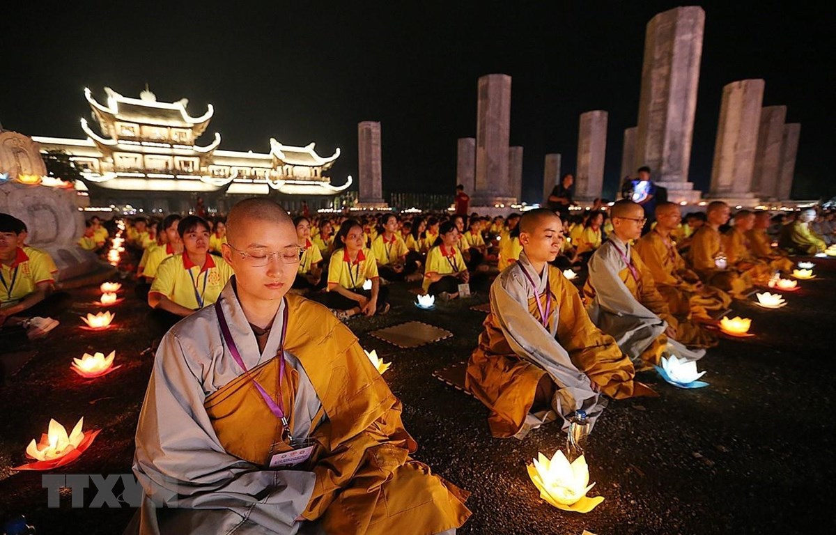 Các tăng ni cầu nguyện hòa bình thế giới tại Đại lễ Vesak 2019. (Ảnh: Dương Giang/TTXVN)