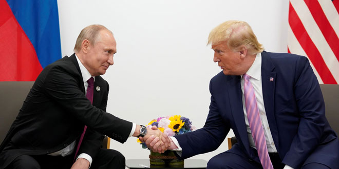 Tổng thống Nga Vladimir Putin (trái) và Tổng thống Mỹ Donald Trump gặp gỡ bên lề hội nghị thượng đỉnh G20 tại Osaka (Nhật Bản).  Ảnh: Reuters