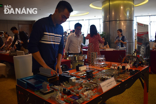 Các doanh nghiệp tham gia trưng bày sản phẩm tại Hội nghị kết nối CNHT - Đà Nẵng 2019 diễn ra vào sáng 5-7