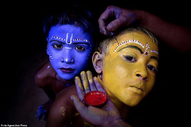 Nhiếp ảnh gia Debdatta Chakraborty chụp hai bé gái Ấn Độ tham dự một lễ hội ở bang Tây Bengal