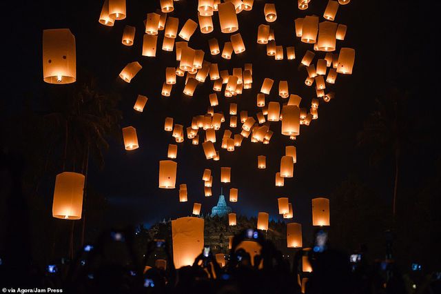Thả đèn lồng trước đền Borobudur, Indonesia - nhiếp ảnh gia Dharma Kurniawan