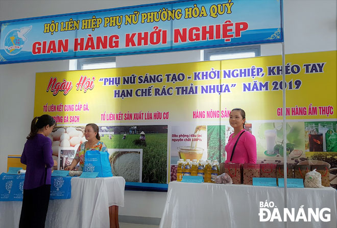 Tổ liên kết cung cấp gà và trứng gà sạch được giới thiệu tại Gian hàng Khởi nghiệp của Hội LHPN phường Hòa Quý. Ảnh: V.T.L