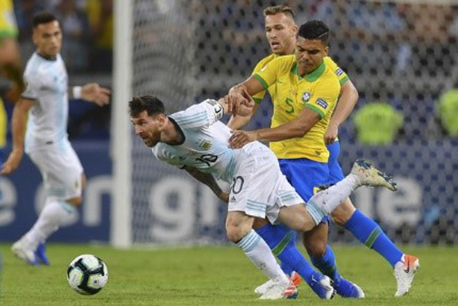 Messi (số 10) trong trận Argentina đối đầu với Brazil ở bán kết Copa America 2019.  Ảnh: AFP
