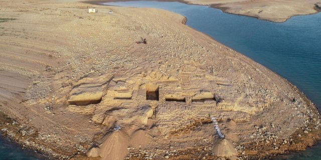 Cung điện Kemune cổ xưa lộ ra trên lòng hồ đập Mosul.