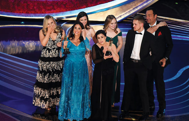Các diễn viên nữ trong phim Period. End of Sentence nhận giải thưởng tại Oscar 2019. Ảnh: AFP