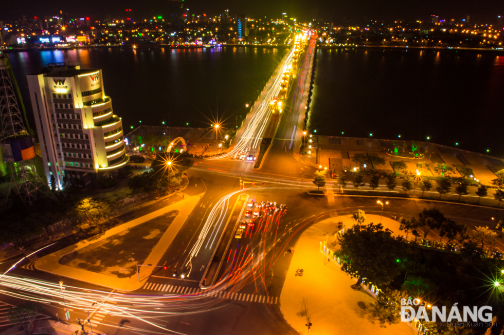  The sparkling image of the Rong (Dragon) Bridge at night