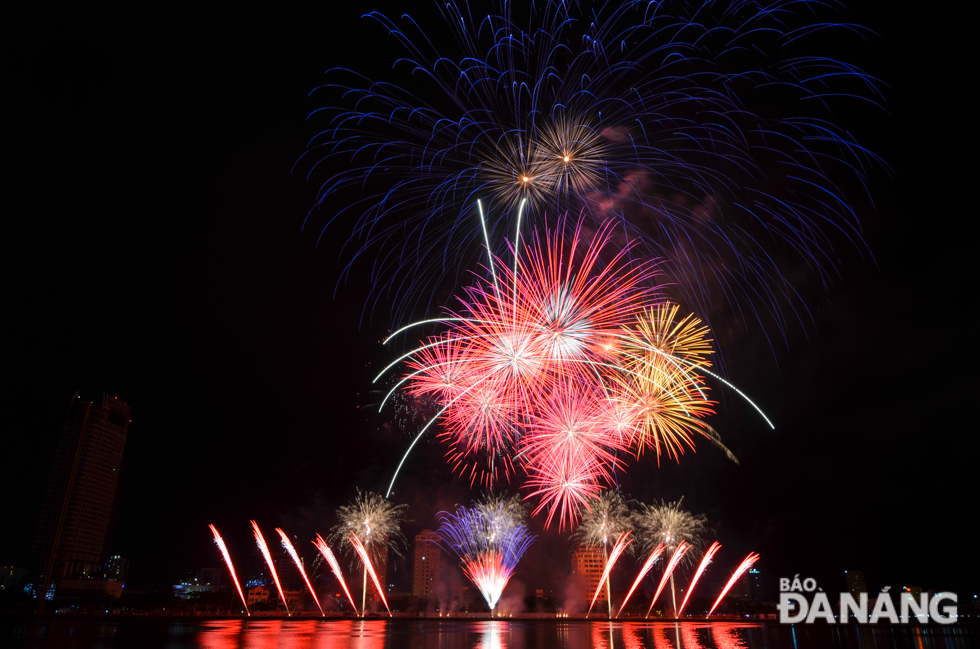  Stunning fireworks lighting up the city’s night sky