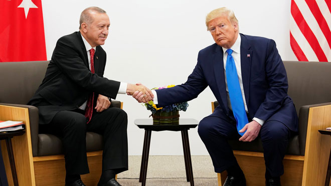 Tổng thống Thổ Nhĩ Kỳ Recep Tayyip Erdogan (trái) gặp gỡ Tổng thống Mỹ Donald Trump bên lề hội nghị thượng đỉnh G20 ở Osaka (Nhật Bản).					                             		     Ảnh: Reuters